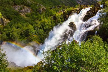 Norveç 'te Gökkuşağı ve Gelinlik Şelalesi