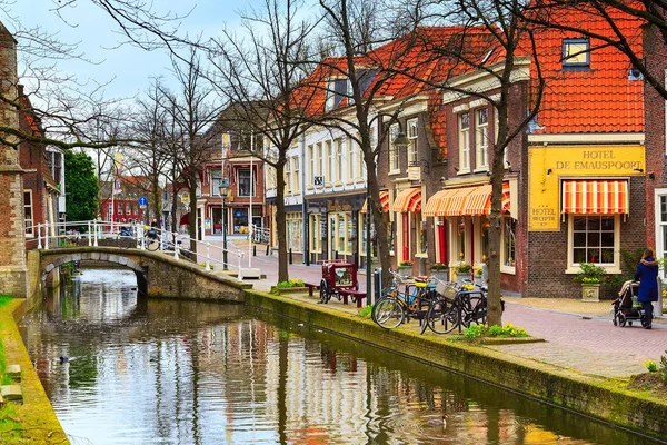 Street view mit häusern und kanal in delft, holland — Stockfoto