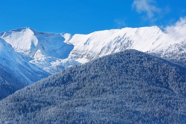 Snö bergstoppar och blå himmel — Stockfoto