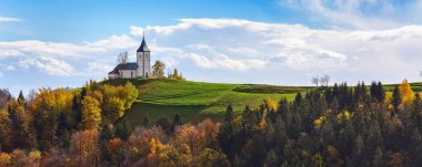 Slovenya kırsalındaki tepenin üstündeki kilise