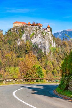 Slovenya 'daki Bled Gölü' ndeki Ortaçağ Şatosu