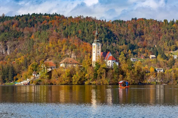 Bled, Szlovénia panorámás kilátás templommal — Stock Fotó