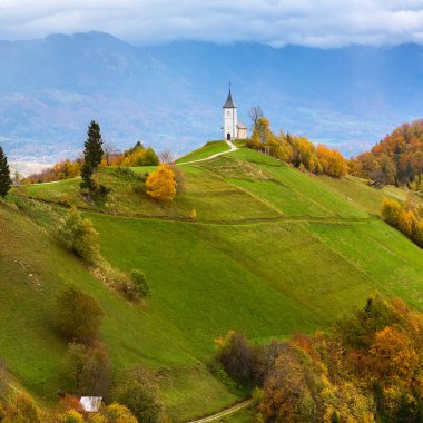 Slovenya kırsalındaki tepenin üstündeki kilise