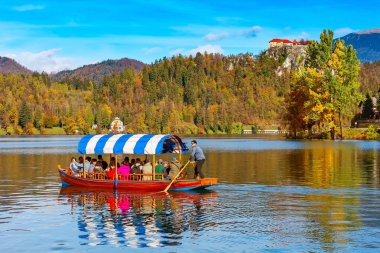 Bled, Slovenya manzaralı kale ve tekne