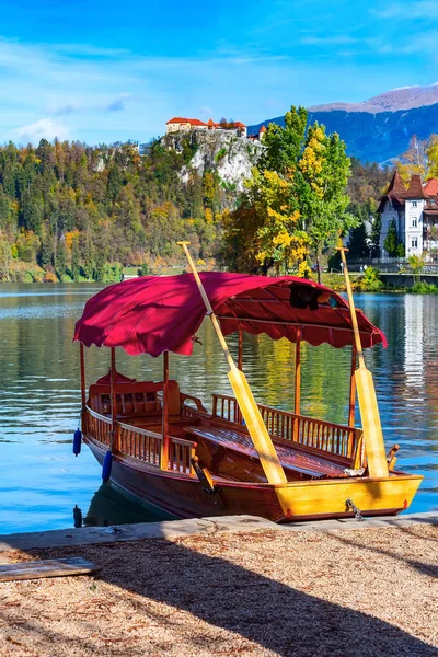 Bled, Eslovenia vista con castillo y barco — Foto de Stock