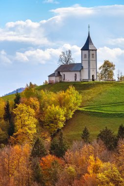 Slovenya kırsalındaki tepenin üstündeki kilise