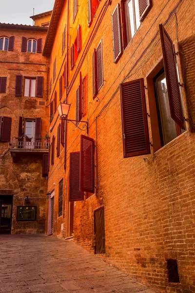 Evler sokak manzaralı medeival Siena, İtalya