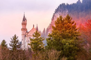 Neuschwanstein Şatosu gün batımı görünümü, Almanya