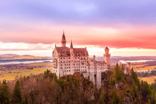 Zonsondergang uitzicht op Neuschwanstein kasteel, Duitsland — Stockfoto