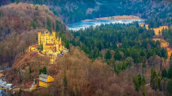 Luchtfoto van het kasteel Hohenschwangau met vijver — Stockfoto