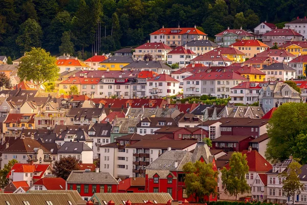 Bergen, Noruega vista al atardecer con casas coloridas — Foto de Stock