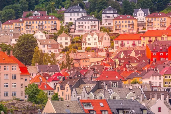 Bergen, Noruega vista al atardecer con casas coloridas — Foto de Stock