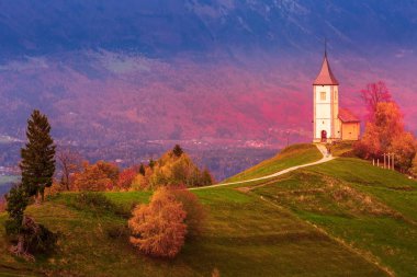 Günbatımı ile kilise üstünde tepe, Slovenya