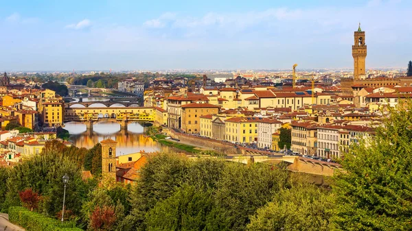 Vista de la ciudad con Ponte Vecchio a través del río Arno, Florencia, Italia — Foto de Stock