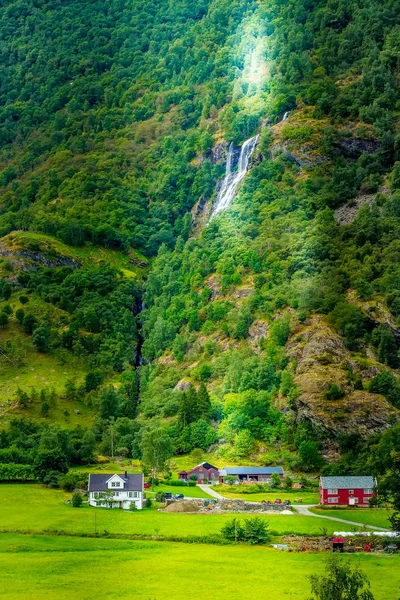 Norwegisches Dorfhaus und Wasserfall — Stockfoto