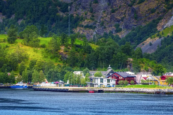 Pueblo de Noruega y paisaje de fiordos en Flam — Foto de Stock