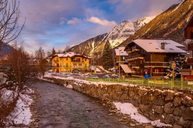 Sokak Görünümü'nde Chamonix kasaba, French Alps, Fransa