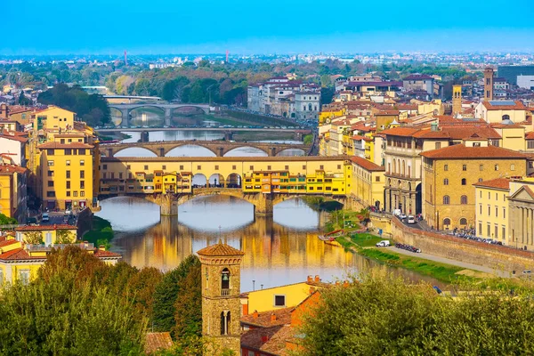 Pohled na město s Ponte Vecchio, Florencie, Itálie — Stock fotografie