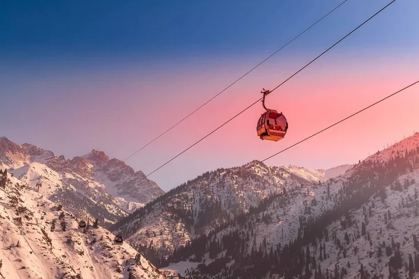 Kolejka linowa Medeo do Shymbulak, Almaty, Kazachstan — Zdjęcie stockowe