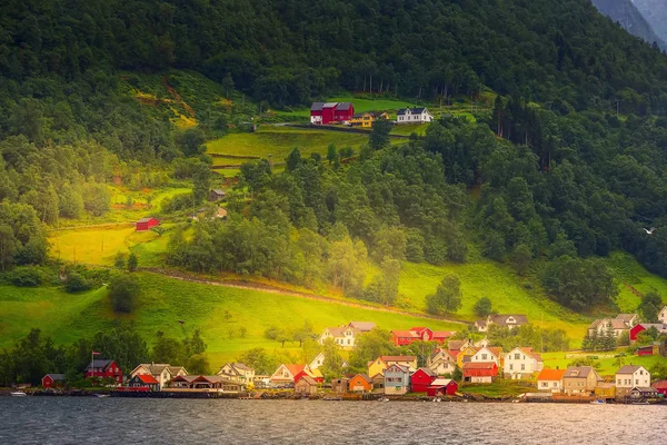 Norsko vesnice a fjord krajina — Stock fotografie