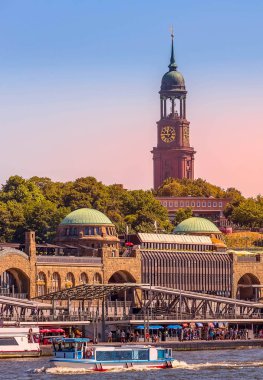 Almanya, Hamburg silueti ve Elbe Nehri