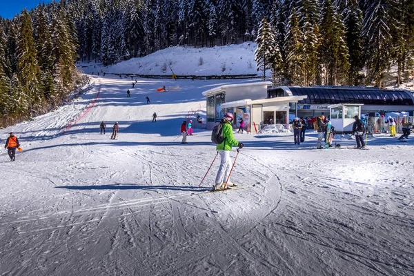 Estância de esqui Bansko, Bulgária e esquiadores — Fotografia de Stock
