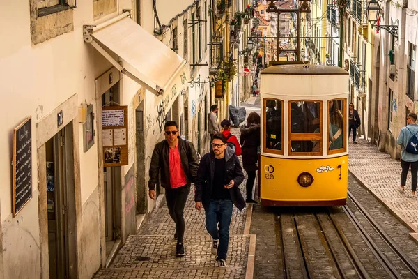 Tranvía funicular amarillo Lisboa, Portugal — Foto de Stock