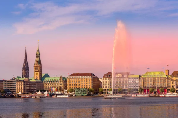 Hamburgo Rathaus and Alster lake, Alemanha — Fotografia de Stock