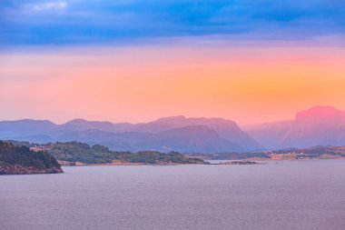 Norveç lysefjord panorama ve dağ manzarası