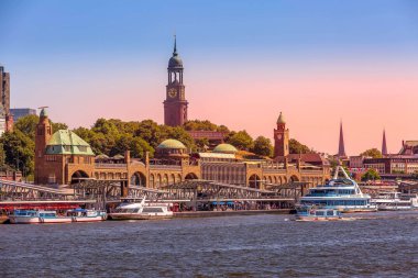 Almanya, Hamburg silueti ve Elbe Nehri