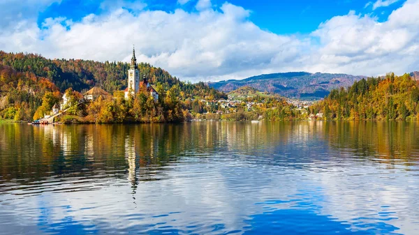 Bled, Eslovenia vista panorámica con iglesia — Foto de Stock