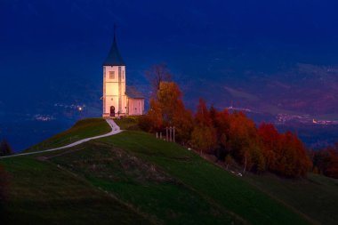 Günbatımı ile kilise üstünde tepe, Slovenya