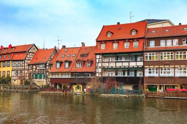Bamberg şehir merkezi görünümü ile nehir, yarı ahşap renkli evleri su, Almanya