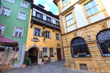 Bamberg, Almanya - 19 Şubat 2017: Bamberg şehir merkezi sokak görünümü ve hoş bir restoran