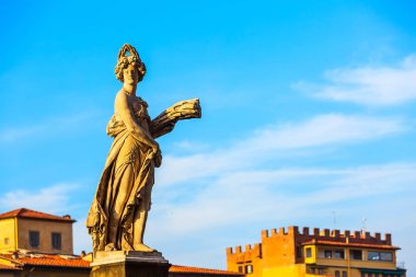 Eski yaz heykel köprüsünde Floransa, İtalya