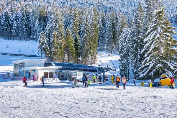 Skidorten Bansko, Bulgarien och skidåkare — Stockfoto