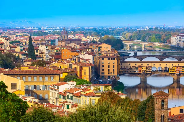 Pohled na město s Ponte Vecchio, Florencie, Itálie — Stock fotografie