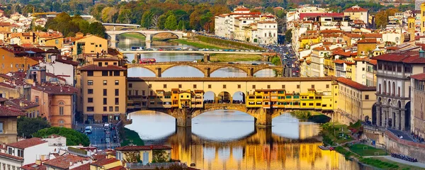 Pohled na město s Ponte Vecchio, Florencie, Itálie — Stock fotografie