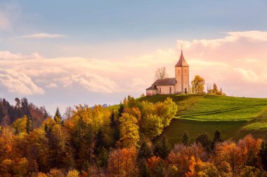 Slovenya kırsalındaki tepenin üstündeki kilise