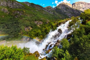 Norveç 'te Gökkuşağı ve Gelinlik Şelalesi