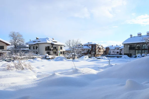 Vista de la calle de invierno de la estación de esquí Bansko, Bulgaria —  Fotos de Stock