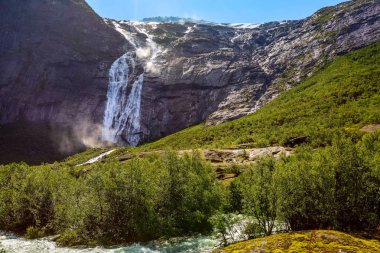 Şelale ve yeşil ağaçlar Olden, Norveç'te pik veya Briksdalsbreen buzul giderken