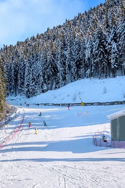Estância de esqui Bansko, Bulgária e esquiadores — Fotografia de Stock