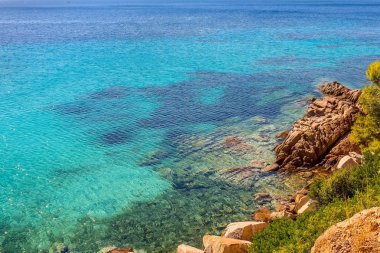 Mavi berrak denizi su taş plaj kıyısında