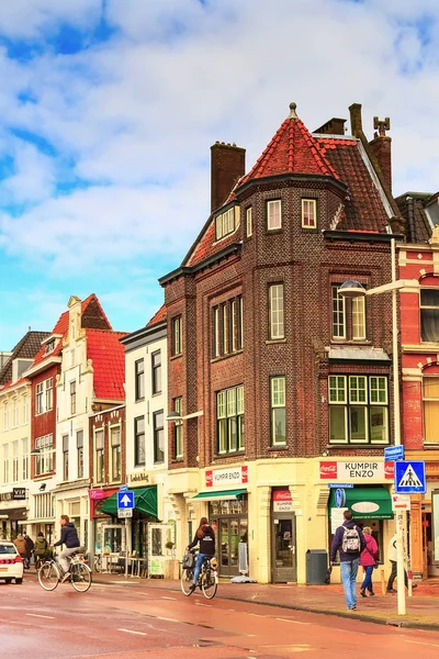 Hagyományos ház a belvárosban, a Leiden, Hollandia — Stock Fotó