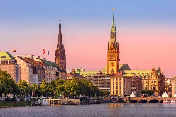 Hamburgo Rathaus and Alster lake, Alemanha — Fotografia de Stock