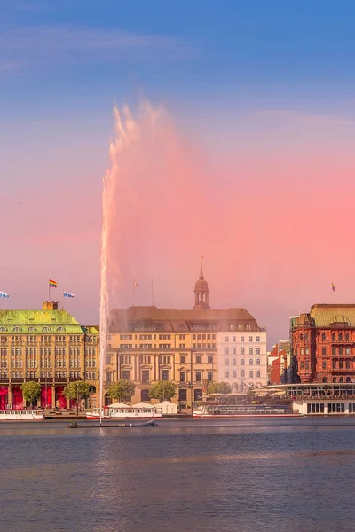 Hamburg Rathaus och Alster lake, Tyskland — Stockfoto