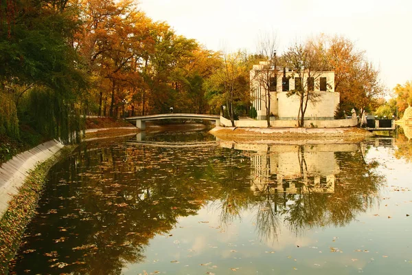 Almaty, Cazaquistão, Gorky Park vista de outono — Fotografia de Stock