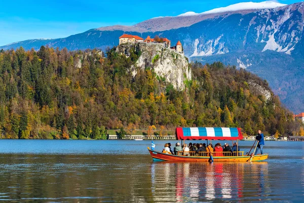 Bled, Szlovénia-nézet vár és a hajó — Stock Fotó