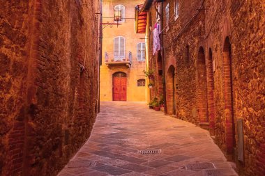 San Gimignano, Toskana, İtalya 'da bir sokak.